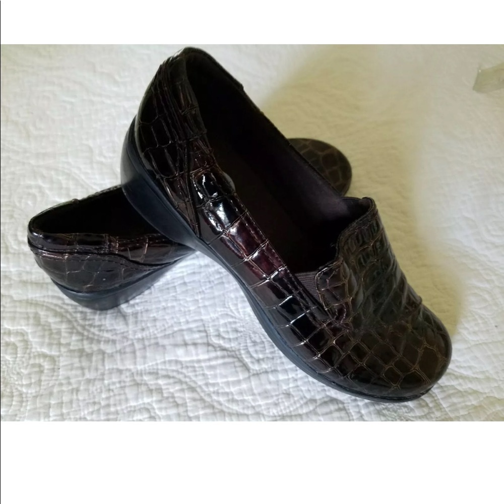 Clarks Bendables Patent Loafer/ Shoe.